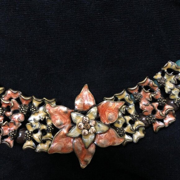 Unique beaded flower necklace - Picture 2 of 4